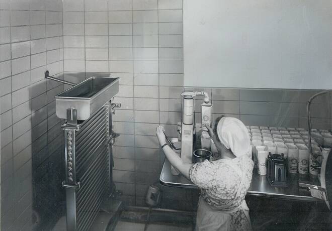 Abfüllung von Vorzugsmilch im Jahr 1957