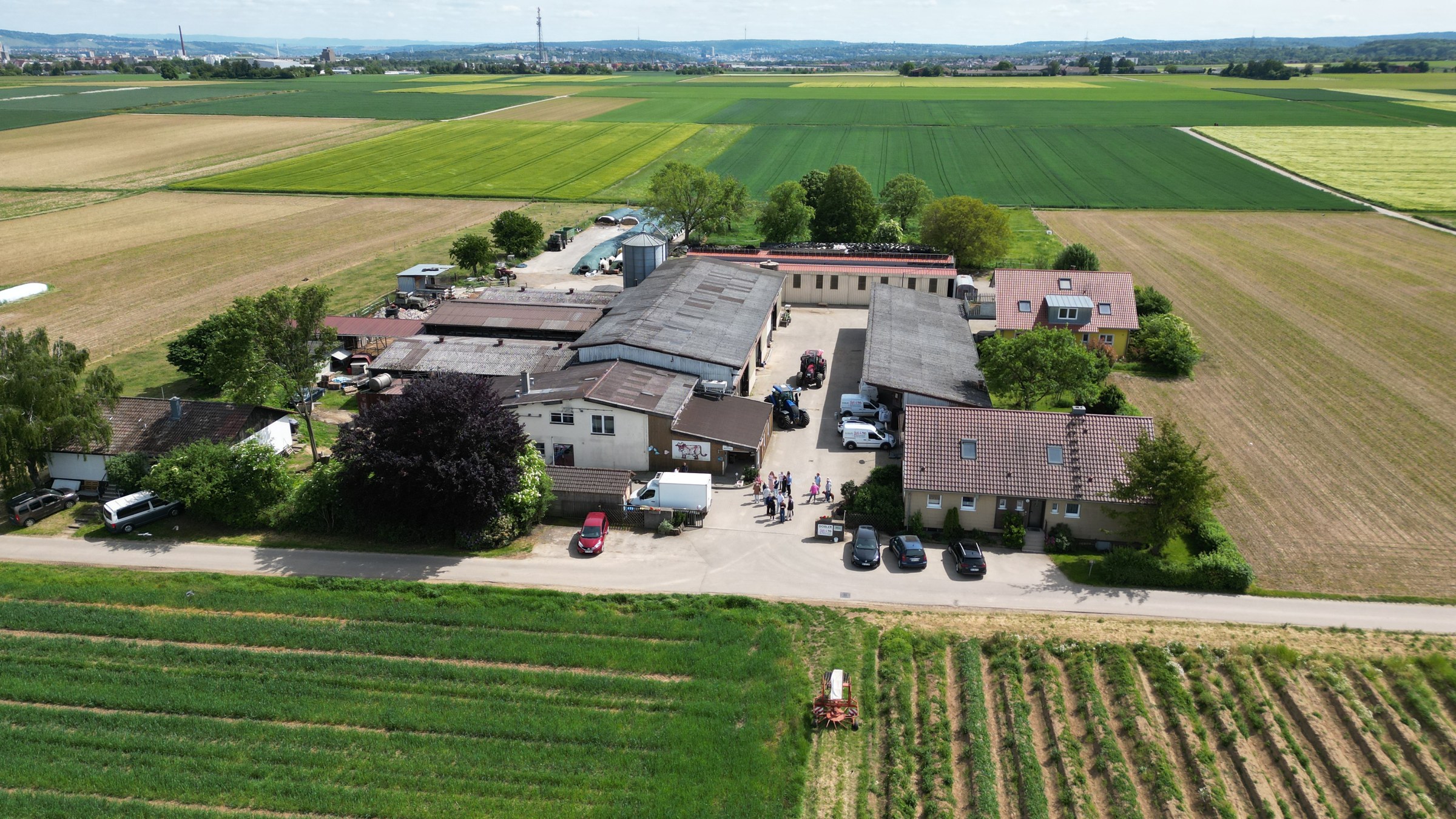 Milchbauernhof Dobler bei Sonnenaufgang über den Weiden in Pflugfelden