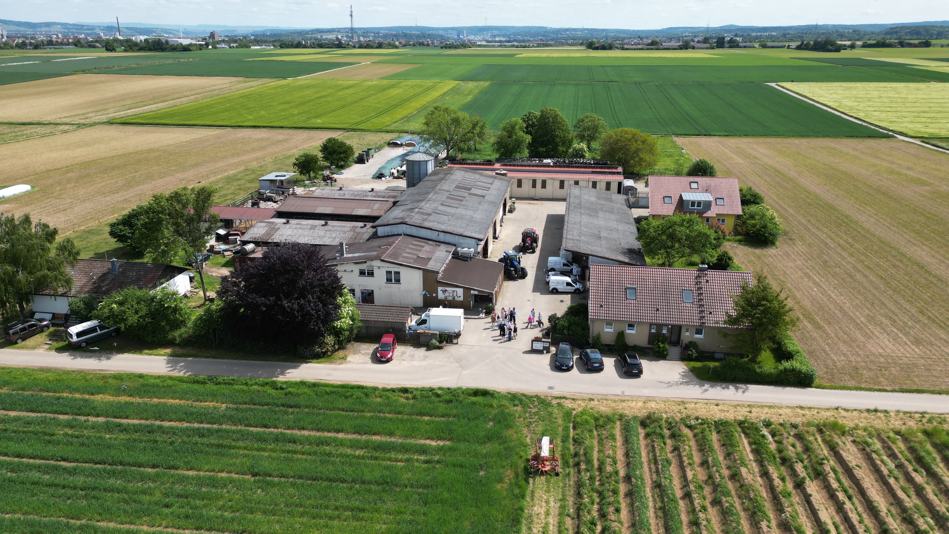Hof Dobler aus der Vogelperspektive – Luftaufnahme der Weiden und Gebäude in Pflugfelden