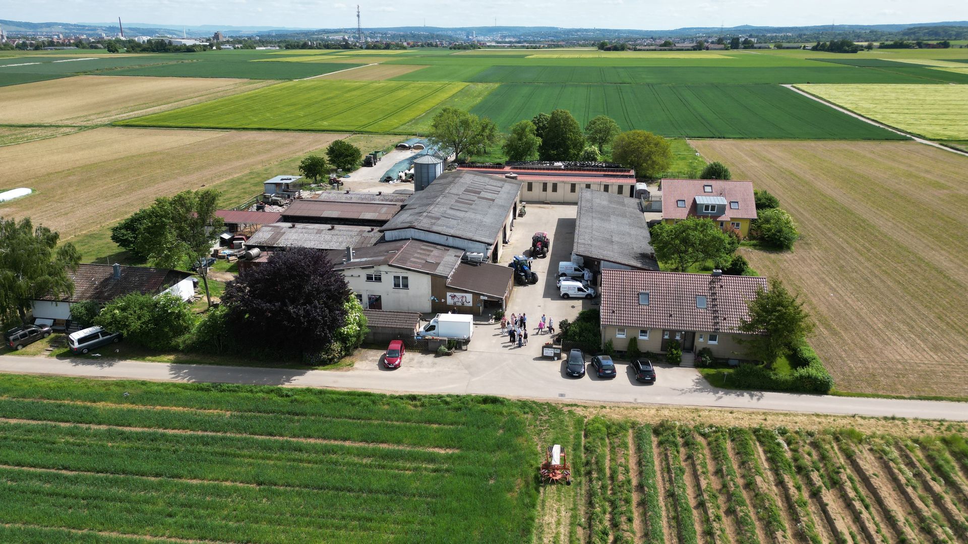 Hof Dobler aus der Vogelperspektive – Luftaufnahme der Weiden und Gebäude in Pflugfelden